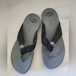 Floopi Women's Extreme Comfort Black and Gray Thong Sandals Size 9